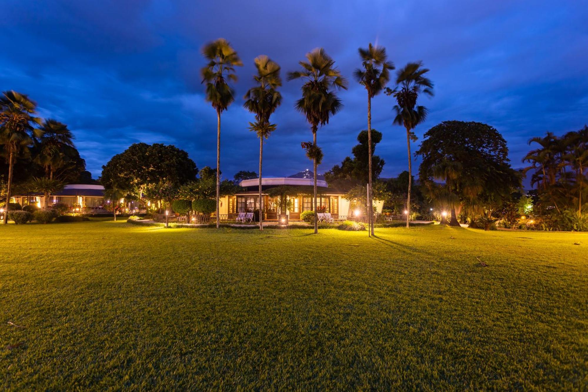 Fish Tail Lodge Pokhara Bagian luar foto